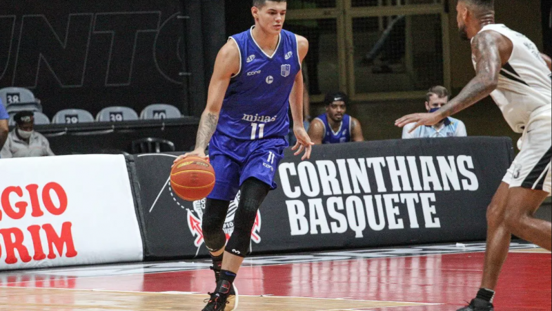 Analyzing Gui Santos and Joao Pereira in an NBB Basketball Game
